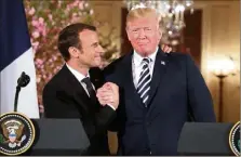  ?? (Photo AFP) ?? Poignée de main plus que cordiale hier entre Macron et Trump alors que les désaccords sont légion.