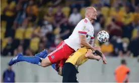  ??  ?? Toni Leistner (top) ended his competitiv­e debut for Hamburg by confrontin­g fans of his former club, Dynamo Dresden. Photograph: Hannibal Hanschke/Reuters