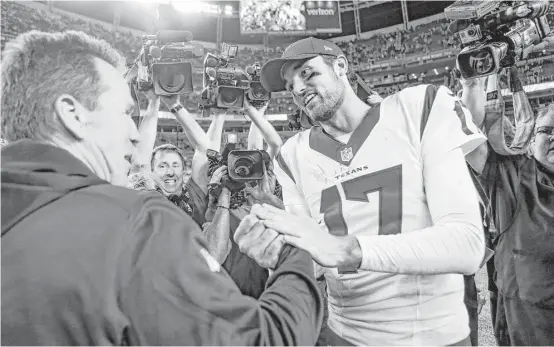  ?? Brett Coomer / Houston Chronicle ?? Broncos coach Gary Kubiak gives Texans quarterbac­k Brock Osweiler (17) a warmer greeting than the fans gave Osweiler on Monday night in Denver.