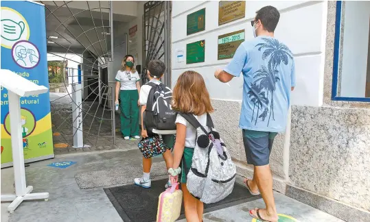  ?? REGINALDO PIMENTA ?? Alunos voltaram às aulas, ontem, em cerca de 20% da rede privada do Rio. Na rede pública não há previsão, embora a prefeitura fale em priorizar alunos que se preparam para o Enem