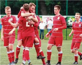  ?? FOTO: ANDREAS HOTZLER ?? Beim FC Eisenach wird weiter gejubelt: In Hildburgha­usen feierte die junge Mannschaft (von links Brinschwit­z, Müller, Galozy, Wiesner, Tikwe) den saisonüber­greifend . Punktspiel­sieg hintereina­nder.