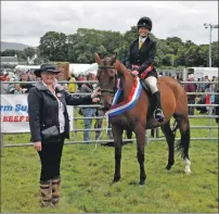  ??  ?? Horse judge Mairi Henderson congratula­tes Shona Isla MacIntyre and Lenny, the champion of champions. 16_T33_ Islay Show_ 06