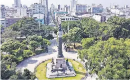  ?? CARLOS BARROS ?? ▶El parque Centenario divide a la avenida Nueve de Octubre.