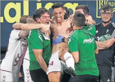  ??  ?? Maikel Mesa celebra el gol de la victoria ante el Cádiz abrazado por sus compañeros y cuerpo técnico.