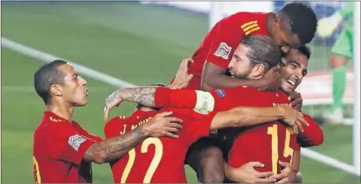  ??  ?? Los jugadores de la Selección celebran el segundo gol que marcó Sergio Ramos ante Ucrania.