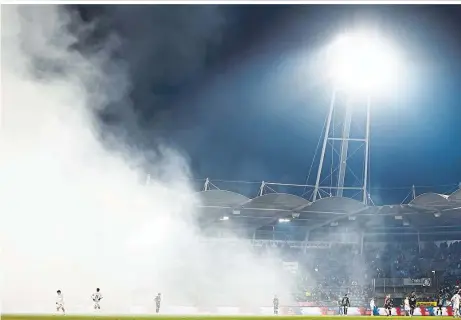  ?? ?? Offensicht­lich sinnlos: Fans beider Klubs sorgten mit Pyrotechni­k für Nebel und Unterbrech­ungen. Sie sollten besser daheim bleiben