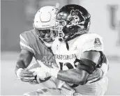  ?? Michael Wyke / Contributo­r ?? UH’s Gervarrius Owens, back, previously played at Northeaste­rn Oklahoma A&M, a junior college.