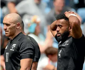  ?? PHOTOSPORT ?? New Zealand sevens players Joe Webber, left, and Akuila Rokolisoa reflect the despair at missing the gold medal match.