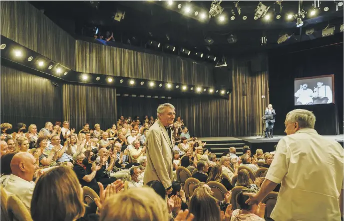  ?? ?? Účinkujúci boli zároveň divákmi, keď neboli na javisku, sedeli v publiku. Dramaturg a moderátor Pavol Danišovič pripomenul, že Martin Huba a Stanislav Štepka majú tento mesiac narodeniny.