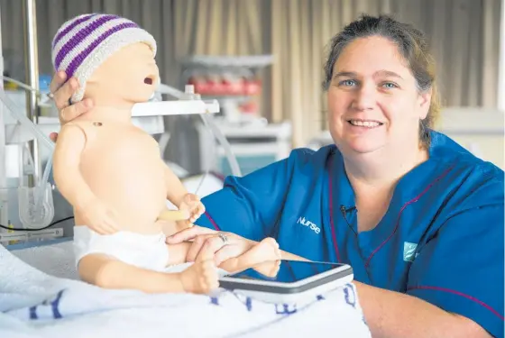  ?? Photo / Jason Oxenham ?? Kerryn Shaw, clinical nurse educator at Waitakere Hospital in Auckland, with Simulator Baby.