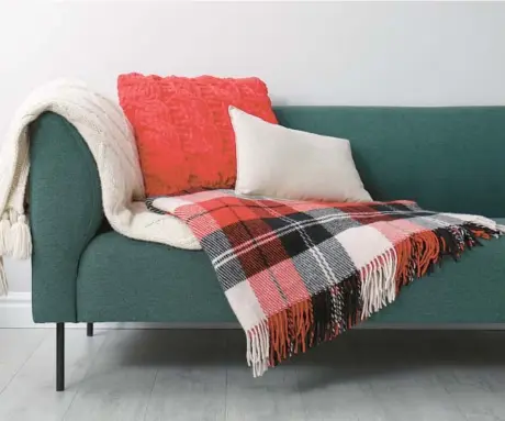  ?? LIUDMILA CHERNETSKA ?? Sprucing up your sofa is an easy way to make the whole room look cleaner.