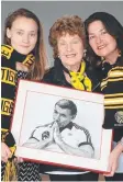  ?? Picture: MARK STEWART ?? PLAY ON: Maureen Hafey with granddaugh­ter Samantha and daughter Joanne.