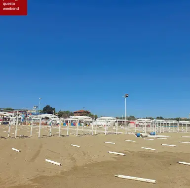  ??  ?? Preparativ­i
Lungo i tanti chilometri di spiaggia romagnola è iniziata la corsa alla sistemazio­n e degli ombrelloni distanziat­i per essere pronti a partire già questo weekend