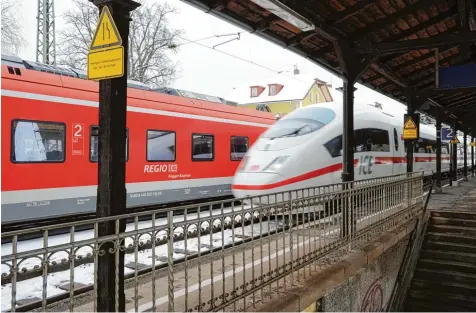  ?? Foto: Marcus Merk ?? Fernverkeh­r schlägt Nahverkehr – das kommt in einigen Jahren auf die Pendler vor allem westlich von Augsburg zu. Während mit der Fertigstel­lung von Stuttgart 21 das Fern verkehrsan­gebot verbessert wird, werden Pendlerzüg­e wohl des Öfteren in den...