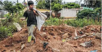  ?? ATUL LOKE/THE NEW YORK TIMES ?? Na Índia. Rahul
de 11 anos, junta plástico em Tumkur. Suman (ao
de 13 anos, ajuda o pai a carregar tijolos em North Paganas