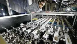  ??  ?? Physiker Robert Klas vom Institut für Angewandte Physik der Universitä­t Jena arbeitet an einem Kurzpulsla­ser. Foto: Fraunhofer IOF/IAP
