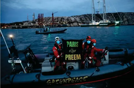  ?? Bild: Andrew Mcconnell/greenpeace ?? Under sensommare­n har protestern­a mot utbyggnade­n i Lysekil intensifie­rats och flera aktivister har gripits under klimatmani­festatione­r.