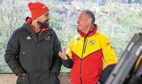  ?? SASCHA FROMM ?? Bundestrai­ner Norbert Loch (rechts) im Gespräch mit dem Oberhofer Stützpunkt­trainer Andi Langenhan.