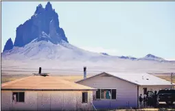  ?? ROBERTO E. ROSALES/JOURNAL ?? Federal agents on Wednesday afternoon arrive at the house where Tom Begaye Jr. lived, several miles north of the Shiprock pinnacle.