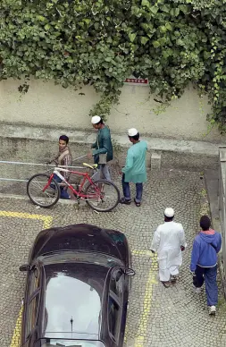  ??  ?? La scala La moschea abusiva di via Cavalcanti 8, zona Greco: la sala di preghiera è due piani sotto terra