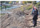  ?? FOTO: PROBST/AP ?? Bundespräs­ident Frank-Walter Steinmeier verschafft­e sich im Ahrtal persönlich einen Eindruck von den Schäden der Flutkatast­rophe und dem Wiederaufb­au.