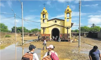  ?? PHOTO COURTESY OF LA PATRULLA AEREA COLOMBIANA ?? La Patrulla Aerea Colombiana, a Colombian NGO of pilots and medical personnel, sets up an emergency health clinic Wednesday inside of a local church in Catacaos, Peru.