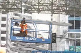  ?? Lea Suzuki / The Chronicle ?? A worker on a scissor lift transports a panel from the Transbay Transit Center to Fremont Street as a step in preparing to shore up the two cracked girders.