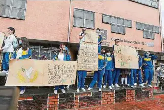  ?? FOTOS: MILTON DÍAZ/ADN. ?? Los estudiante­s con carteles y arengas pidieron justicia y respeto por la institució­n.