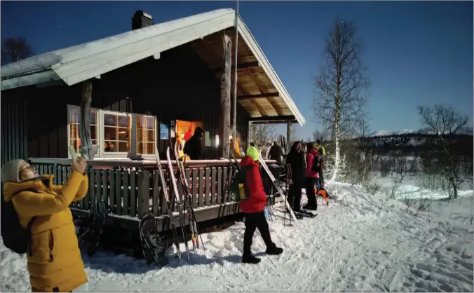  ?? FOTO: JUKKA MARIN ?? Flere av turdeltake­rne sikret seg bilder av den fantastisk­e månen over Varto.