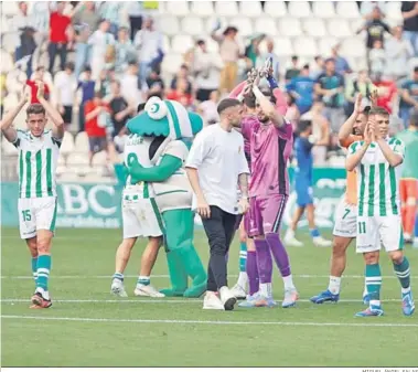  ?? MIGUEL ÁNGEL SALAS ?? Antonio Casas, vestido de calle, saluda a sus compañeros tras el Córdoba CF - San Fernando.