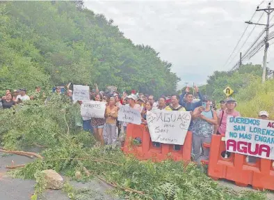  ?? CORTESÍA ?? ▶Los habitantes de San Lorenzo cerraron la vía Spondylus la mañana del viernes pasado para exigir dotación de agua.