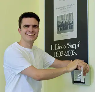  ??  ?? La storia Difficile capire se nei 217 anni di vita del più noto liceo cittadino, ci siano stati studenti più bravi di lui. Ma quella di Alessandro Lavelli è stata una storia travolgent­e, anche per i docenti