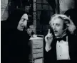  ??  ?? Cult Igor (Marty Feldman) e il Professore (Gene Wilder, da poco scomparso) in una scena di «Frankenste­in Junior»