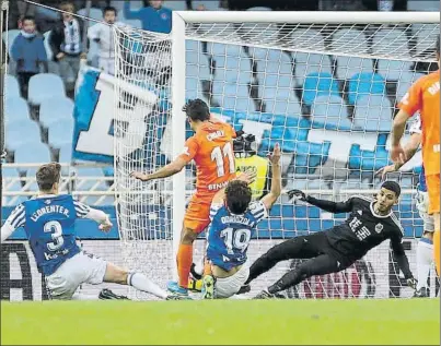  ?? FOTO: UNCITI ?? Chory Castro se adelantó a Llorente y Odriozola tras el rechace de Rulli en el segundo penalti, lanzado por Bastón