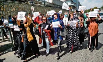  ??  ?? EXPECTATIV­A.
Mientras las actividade­s cotidianas en Afganistán siguen su curso, como los rezos en las mezquitas por parte de los hombres musulmanes, un incipiente movimiento de protesta de mujeres nace en Kabul, donde marcharon el fin de semana por obtener mayores libertades.