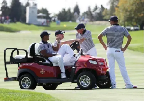  ?? SAM GREENWOOD/GETTY IMAGES ?? U.S. captain’s assistants Tiger Woods, Fred Couples and Kevin Chappell chat with U.S. captain Steve Stricker during practice rounds on Wednesday.