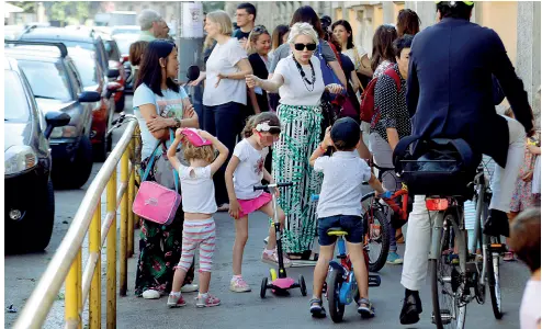  ??  ?? Emergenza Le scuole sono chiuse da tre mesi e con l’avvio della «Fase 2» e il ritorno al lavoro molti genitori non sanno dove lasciare i figli