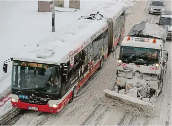  ?? Foto: Michal Turek, MAFRA ?? Málo strojů, moc sněhu Technická správa komunikací poslala už v neděli večer do ulic 73 sypačů a 53 menších strojů. Více vozů pro úklid sněhu silničáři nemají, a tak silnice zůstaly neprůjezdn­é.