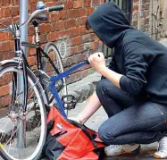  ??  ?? Ladro di biciclette L’uomo è stato sorpreso da un passante mentre era intento a tranciare il lucchetto