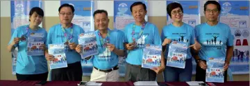  ??  ?? Tiang (third right), Pang (third left) and other organising committee members show the run entry forms at the press conference.