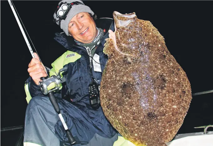  ?? FOTO: ASGEIRS FISKEBLOGG ?? FISKELYKKE: Asgeir Alvestad hadde rekorden på slettvar fra i vår. Nå vil han gjøre krav på ny rekord etter at denne ruggen beit på agnet denne uka.