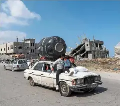  ?? — AFP ?? On the move: Palestinia­ns leaving Rafah in a jam-packed car and heading for Khan Yunis.