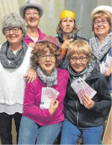  ?? FOTO: LANDFRAUEN­VEREIN ?? In dem heiteren Theaterstü­ck „Bankraub mit Rollator“des Landfrauen­vereins Heroldstat­t wirken mit (hinten von links) Elke Bühle, Beate Ruopp, Elisabeth Fischer und Margarete Schrems-Kiefer sowie (vorne von links) Sabine Jakl und Silvia Maier. Die...