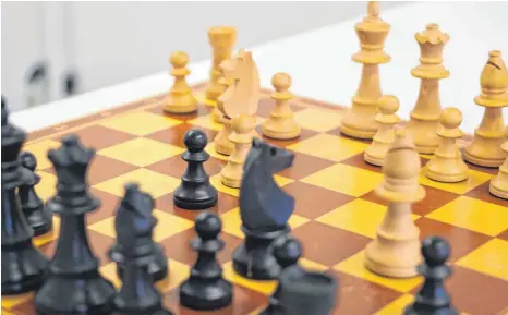  ?? FOTO: PAULINA STUMM ?? Kein Schachspie­l gleicht dem anderen, auch wenn es Standarder­öffnungen gibt. In Aulendorf startet demnächst ein Kurs für Einsteiger und Schachspie­ler mit Vorkenntni­ssen.
