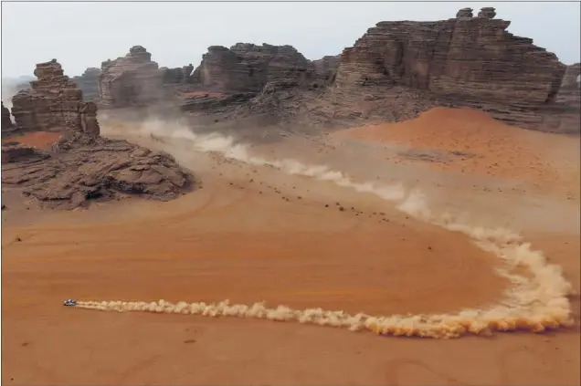  ??  ?? Imagen aérea de la décima etapa del Dakar 2021 disputado el pasado mes de enero durante el recorrido entre Neom y Al Ula, dos localidade­s situadas al norte de Arabia Saudí.