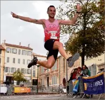  ?? (Photos C. M.) ?? Comme à son habitude, Julien Navarro a fêté sa victoire par un joli saut de biche.