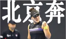  ?? GREG BAKER / AFP ?? UNSTOPPABL­E: Bianca Andreescu berselebra­si di tengah laga kontra Elise Mertens pada babak kedua Tiongkok Terbuka kemarin (2/10).