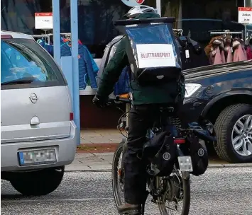  ?? Symbolfoto: Alexander Kaya ?? Wenn die kleine Blutbank an der Uniklinik schließen sollte, dann müssten Blutkonser­ven, die für Operatione­n gebraucht werden, künftig per Kurier oder mit einem Taxi über einen längeren Weg in die Klinik gebracht werden.