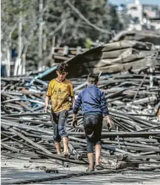  ?? Foto: Mohammed Talatene, dpa ?? Kinder auf den Trümmern eines durch einen israelisch­en Beschuss zerstörten Gebäu‰ des in Gaza‰Stadt.