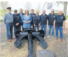  ?? FOTO: MKW ?? Bürgermeis­terin Ulrike Westkamp freut sich, dass die Marinekame­radschaft Wesel den Anker des alten Tenders Rhein wieder aufgefrisc­ht hat.